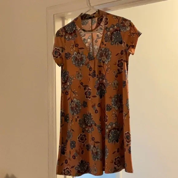 Floral Short Sleeve Dress - Picture 2 of 3
